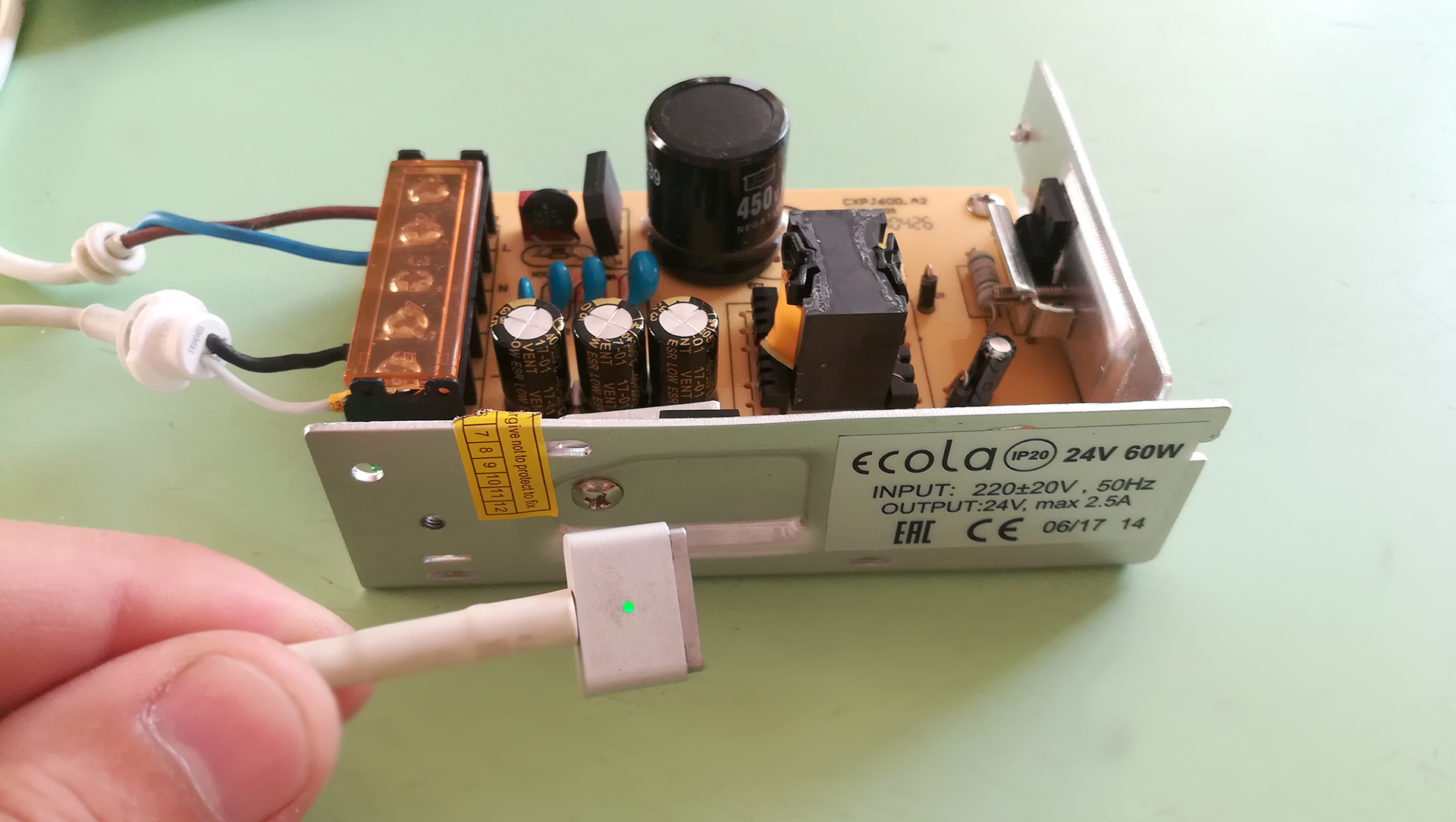 Горит зеленый светодиод на разъеме Magsafe-2