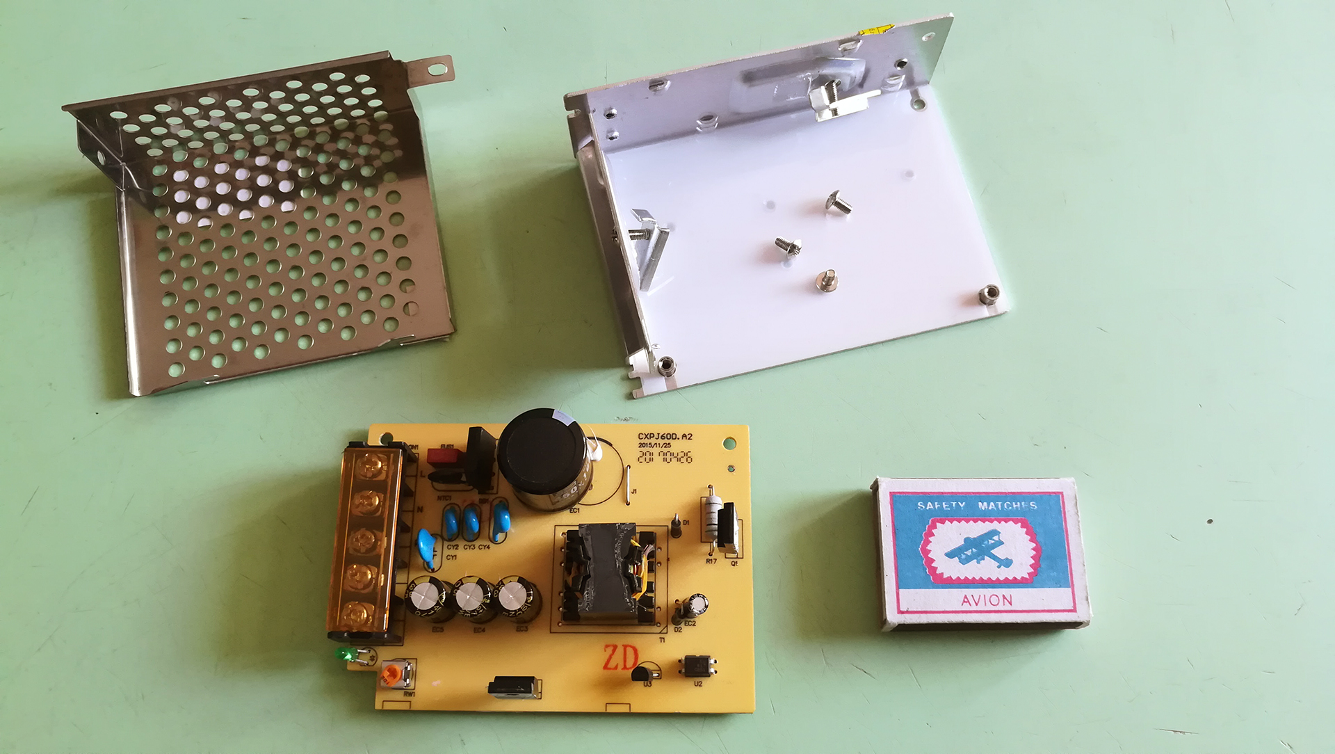 Что внутри блока питания для светодиодной ленты Ecola