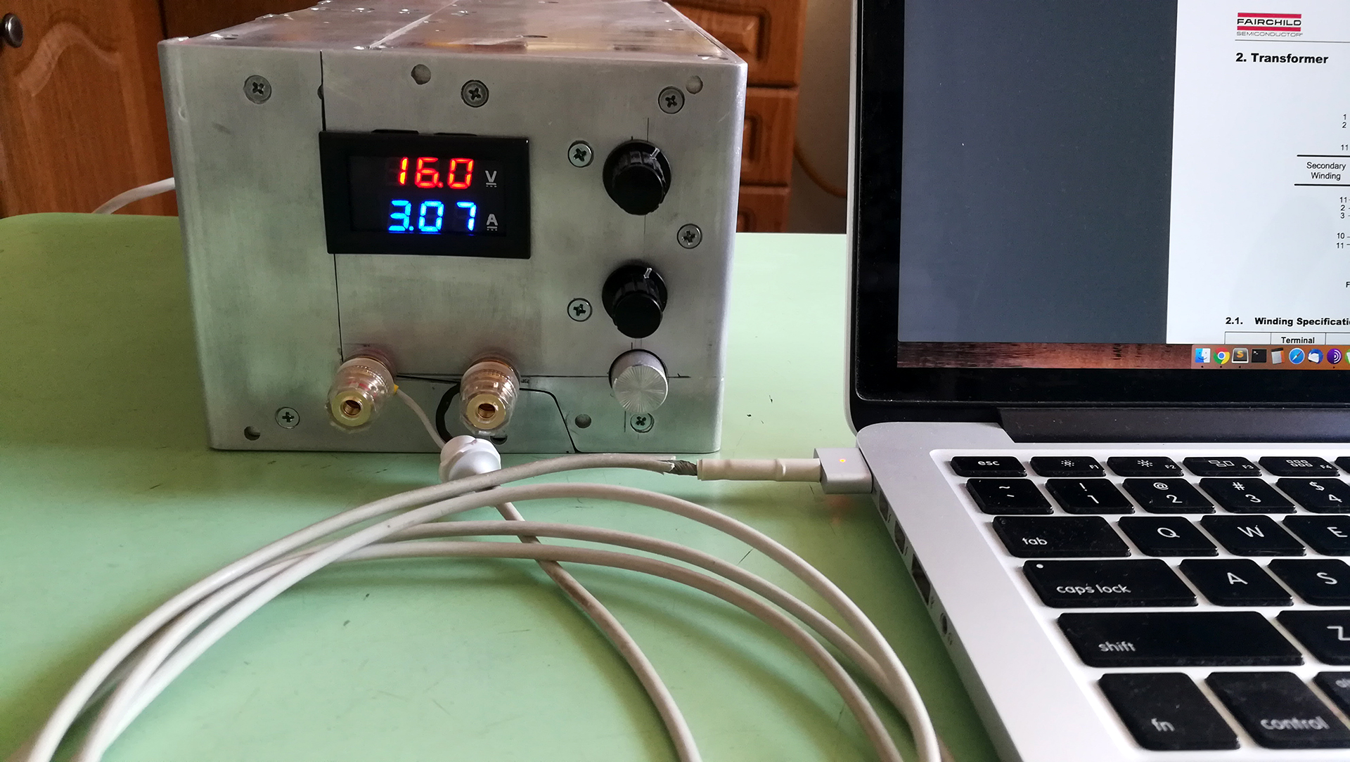 Как зарядить макбук без зарядки!